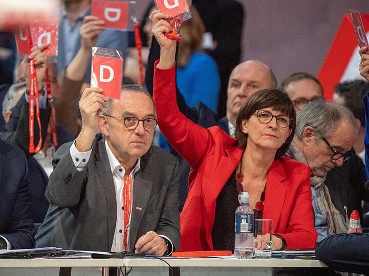 Die neuen Bundesvorsitzenden der SPD, Saskia Esken und Norbert Walter-Borjans während der Abstimmung.
