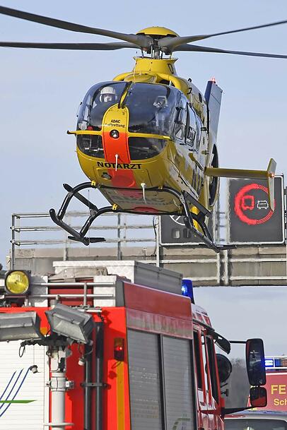 Ein Rettungshubschrauber transportierte den schwerst verletzten Ukrainer in ein naheliegendes Klinikum. Ein Rettungshubschrauber transportierte den schwerst verletzten Ukrainer in ein naheliegendes Klinikum.