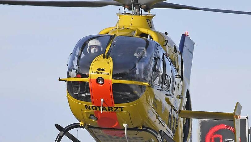Ein Rettungshubschrauber transportierte den schwerst verletzten Ukrainer in ein naheliegendes Klinikum.