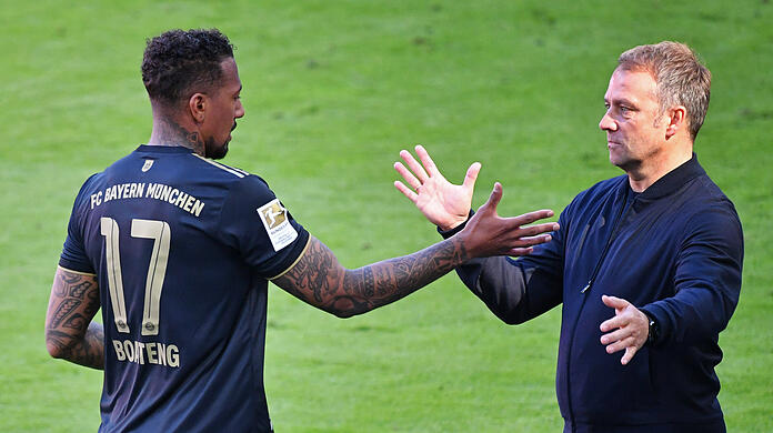 Für Jerome Boateng (r.) und Hansi Flick war es am Samstag gegen Augsburg das letzte Spiel für den FC Bayern.