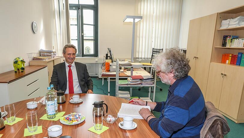 Günther Kolbe im Gespräch mit AZ-Reporter John Schneider. Günther Kolbe im Gespräch mit AZ-Reporter John Schneider.