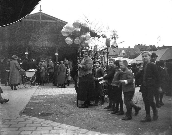 Große Luftballons gehören auch schon im Jahr 1924 dazu.