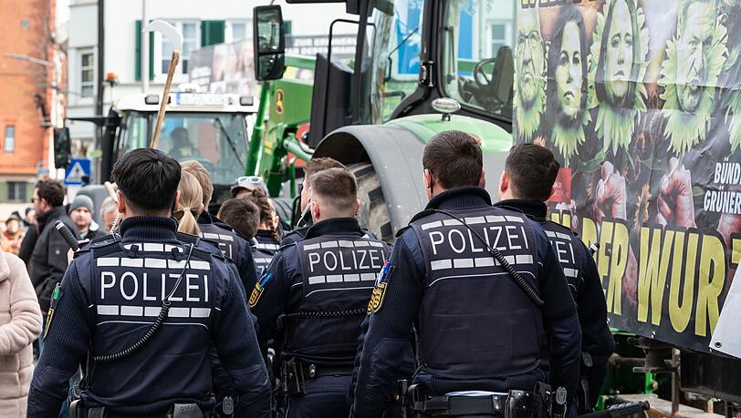 Beim politischen Aschermittwoch der Grünen in Biberach ging die Polizei gegen Demonstraten vor. Die Veranstaltung musste abgebrochen werden. Beim politischen Aschermittwoch der Grünen in Biberach ging die Polizei gegen Demonstraten vor. Die Veranstaltung musste abgebrochen werden.