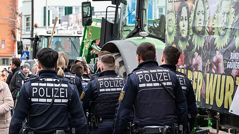 Polizisten vor der Stadthalle in Biberach.