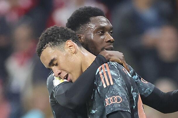 Jamal Musiala (l.) in den Armen von Spezl Alphonso Davies, dessen Vertrag beim FC Bayern am Saisonende ausläuft Jamal Musiala (l.) in den Armen von Spezl Alphonso Davies, dessen Vertrag beim FC Bayern am Saisonende ausläuft