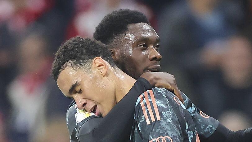 Jamal Musiala (l.) in den Armen von Spezl Alphonso Davies, dessen Vertrag beim FC Bayern am Saisonende ausläuft Jamal Musiala (l.) in den Armen von Spezl Alphonso Davies, dessen Vertrag beim FC Bayern am Saisonende ausläuft