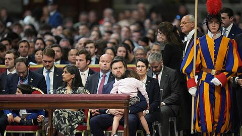 Mit der Tochter auf dem Schoß besuchte JD Vance einen Gottesdienst im Petersdom.
