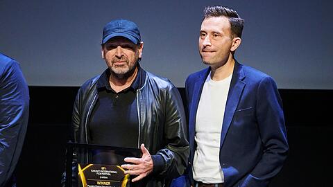 Regisseur Barry Avrich (l) und Produzent Mark Selby halten ihren Preis für "The Road Between Us: The Ultimate Rescue" hoch.