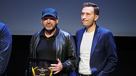 Regisseur Barry Avrich (l) und Produzent Mark Selby halten ihren Preis für "The Road Between Us: The Ultimate Rescue" hoch.