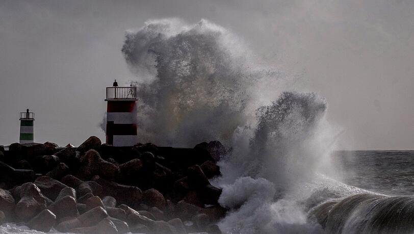 Der Atlantiksturm "Kristin" war mit Windgeschwindigkeiten in B&ouml;en von mehr als 200 Kilometern pro Stunde &uuml;ber Portugal hinweggefegt und hatte f&uuml;r gro&szlig;e Sch&auml;den im Inland und hohen Wellengang an den K&uuml;sten gesorgt. (Symbolbild)