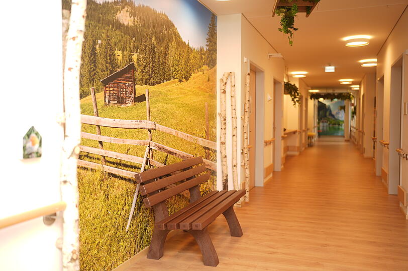Vor einer Fotokulisse mit einer urigen Berghütte in den Alpen steht ein Bankerl. Vor einer Fotokulisse mit einer urigen Berghütte in den Alpen steht ein Bankerl.