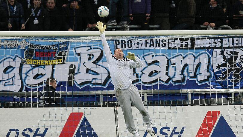 Torhüter Gabor Kiraly beim Spiel gegen Braunschweig. Torhüter Gabor Kiraly beim Spiel gegen Braunschweig.
