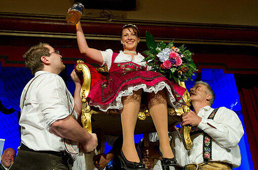 Die neue bayerische Bierkönigin heißt Barbara Hostmann, ist 21 Jahre alt, kommt aus Garmisch-Partenkirchen und arbeitet im Fremdenverkehr.