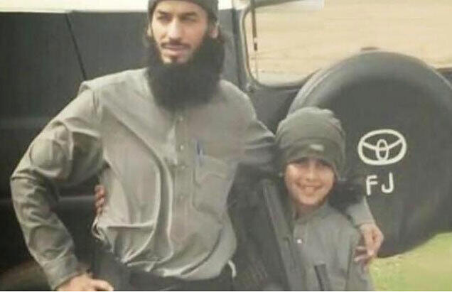 "Abu Ubaidah": Angeblich ist der jüngste ISIS-Kämpfer getötet worden. Der Junge auf dem Foto soll erst zehn Jahre alt sein. Diese Bilder kuriseren auf Twitter.