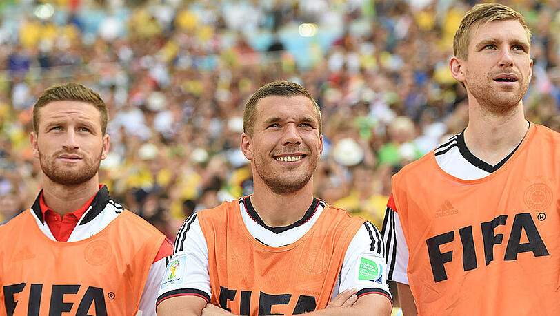 Prominente Bankdrücker: Shkodran Mustafi und Per Mertesacker (rechts) nehmen am Rande des Viertelfinalspiels gegen Frankreich bei der WM 2014 ihren Kollegen Lukas Podolski in die Mitte. Prominente Bankdrücker: Shkodran Mustafi und Per Mertesacker (rechts) nehmen am Rande des Viertelfinalspiels gegen Frankreich bei der WM 2014 ihren Kollegen Lukas Podolski in die Mitte.