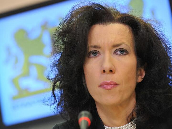 Juristin Andrea Titz am Mikrofon bei einer Pressekonferenz. Foto: picture alliance / dpa/Archivbild