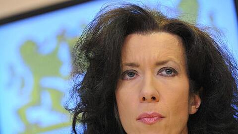 Juristin Andrea Titz am Mikrofon bei einer Pressekonferenz. Foto: picture alliance / dpa/Archivbild