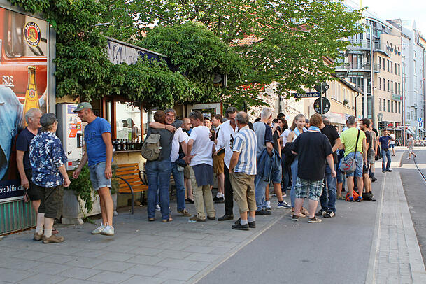 Heute spielt offensichtlich der Löwe. Dann wird es für Radler und Fußgänger eng vor dem Schau ma moi. Heute spielt offensichtlich der Löwe. Dann wird es für Radler und Fußgänger eng vor dem Schau ma moi.