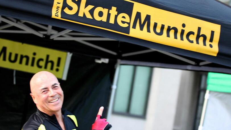 Der Verein SkateMunich! organisiert wöchentlich die Blade Night in München. Der Verein SkateMunich! organisiert wöchentlich die Blade Night in München.