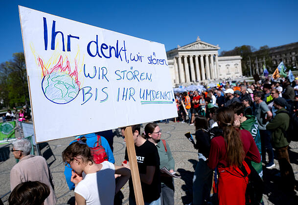 Wenige Hundert Menschen nehmen auf dem Königsplatz an einer Demonstration von Fridays for Future zum Klimastreik Anfang April teil. Wenige Hundert Menschen nehmen auf dem Königsplatz an einer Demonstration von Fridays for Future zum Klimastreik Anfang April teil.