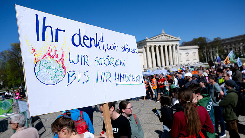 Wenige Hundert Menschen nehmen auf dem Königsplatz an einer Demonstration von Fridays for Future zum Klimastreik Anfang April teil. Wenige Hundert Menschen nehmen auf dem Königsplatz an einer Demonstration von Fridays for Future zum Klimastreik Anfang April teil.