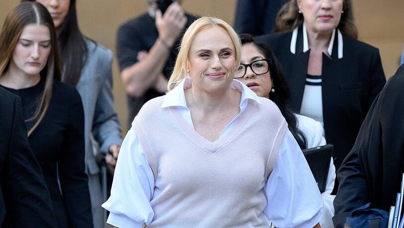 Rebel Wilson am Dienstag vor dem Gerichtsgeb&auml;ude in Sydney.
