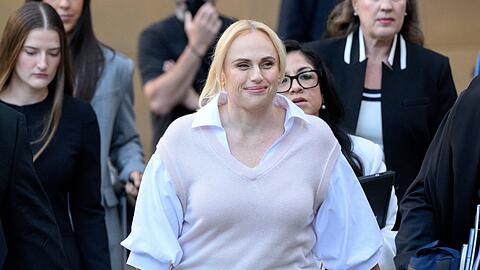 Rebel Wilson am Dienstag vor dem Gerichtsgeb&auml;ude in Sydney.