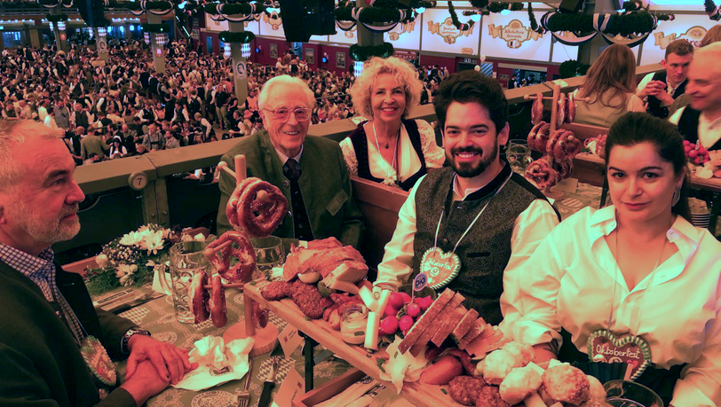 Der Tisch von OB Dominik Krause (Grüne) im Schottenhamel-Festzelt. Der Tisch von OB Dominik Krause (Grüne) im Schottenhamel-Festzelt.