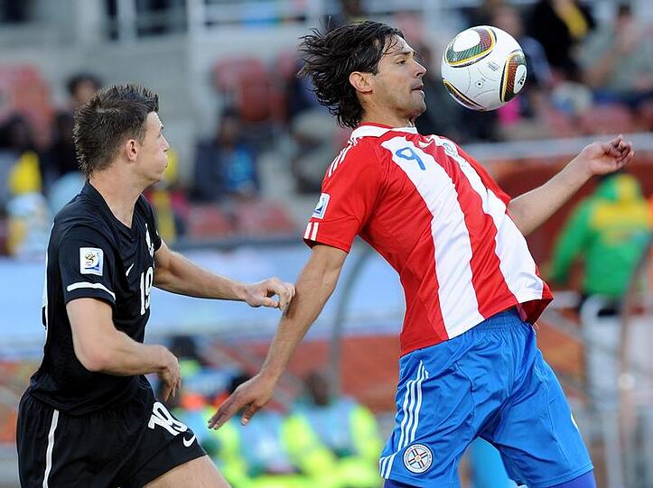 Ex-Bayern-Profi Roque Santa Cruz (r) stoppt den Ball elegant mit der Brust.