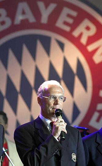 Präsident Franz Beckenbauer hält eine emotionale Rede.