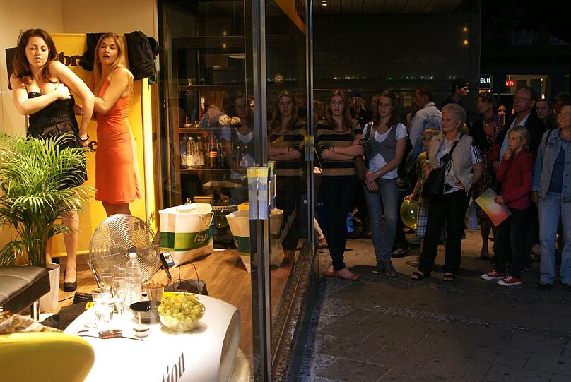 Nicht nur für Pärchen eine beliebte Freitagabend-Beschäftigung: Shoppen nach Ladenschluss. Denn die Münchner Kultur- und Shoppingnacht hat weitaus mehr zu bieten als geöffnete Geschäfte.