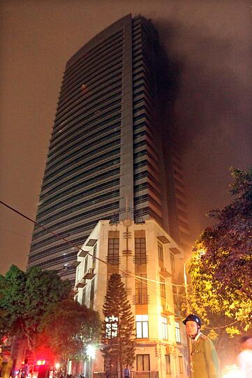 Feuer-Drama in Hanoi: Ein Wolkenkratzer ist in Brand geraten - doch nur 15 Menschen werden verletzt.
