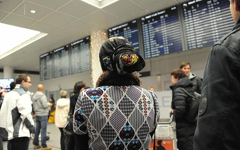 Das Warten scheint endlos. Amiras Flug hat Verspätung.