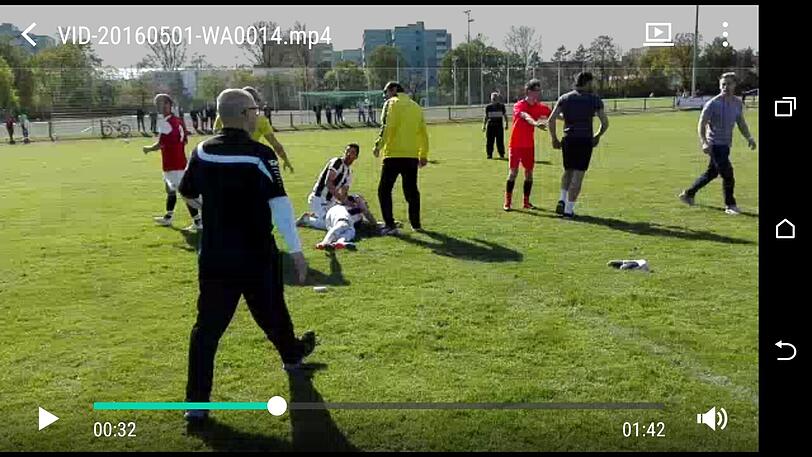 Die Zuschauer des Amateurfußballspiels am Samstag in Harthof bekamen neben Ballsport auch eine Profibox-Einlage zu sehen.