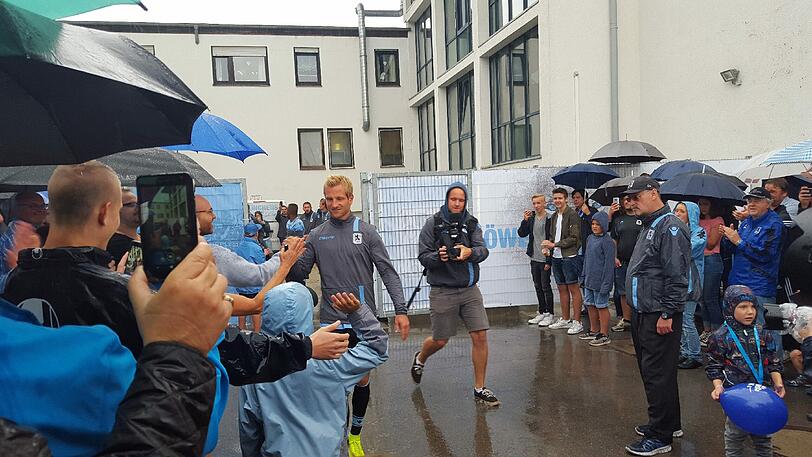 Hunderte Fans waren bereits am Morgen auf dem Gelände. Vor allem Wieder-Neu-Löwe Stefan Aigner sorgte für Euphorie bei den Anhängern.