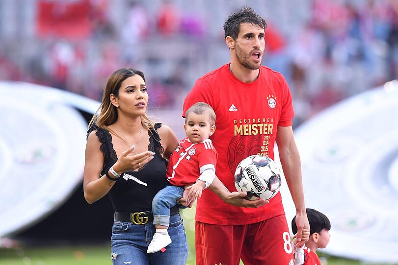 Bei der gewonnen Meisterschaft schaute auch Aline Brum in der Allianz Arena vorbei. Javier Martinez hat mit seiner Freundin zwei gemeinsame Kinder (Sohn Luca und Tochter Naia).