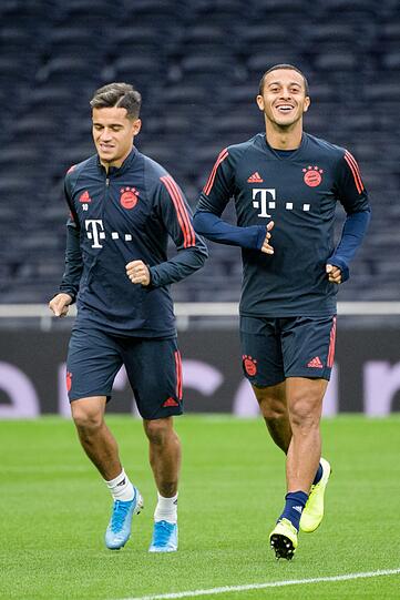 Im ersten Spiel unter Hansi Flick auf der Bank: Philippe Coutinho (l.) und Thiago.