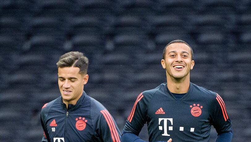 Im ersten Spiel unter Hansi Flick auf der Bank: Philippe Coutinho (l.) und Thiago. Im ersten Spiel unter Hansi Flick auf der Bank: Philippe Coutinho (l.) und Thiago.
