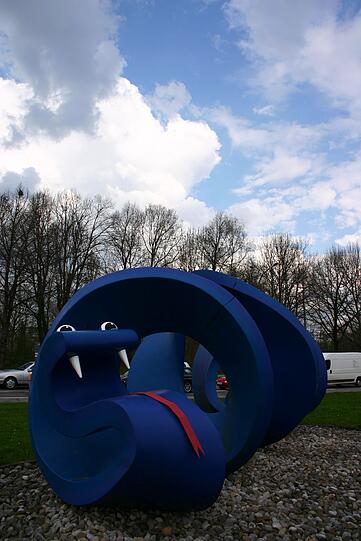 Hier schlängelt sich die blaue Kunst.