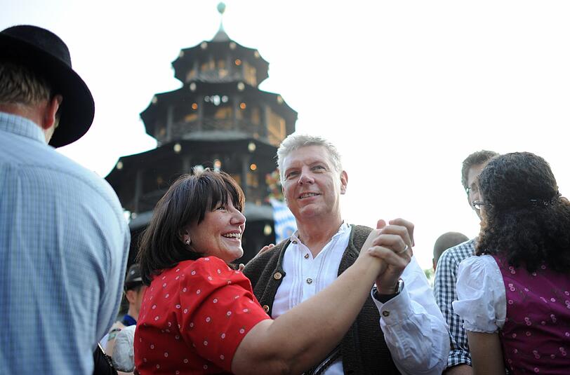 Auch OB-Kandidat Dieter Reiter (SPD)ließ sich einen Tanz im Morgengrauen nicht entgehen.