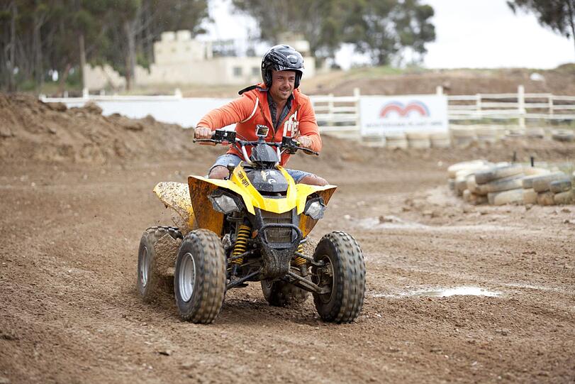 Bachelor Christian gibt auf dem Quad-Bike Vollgas.