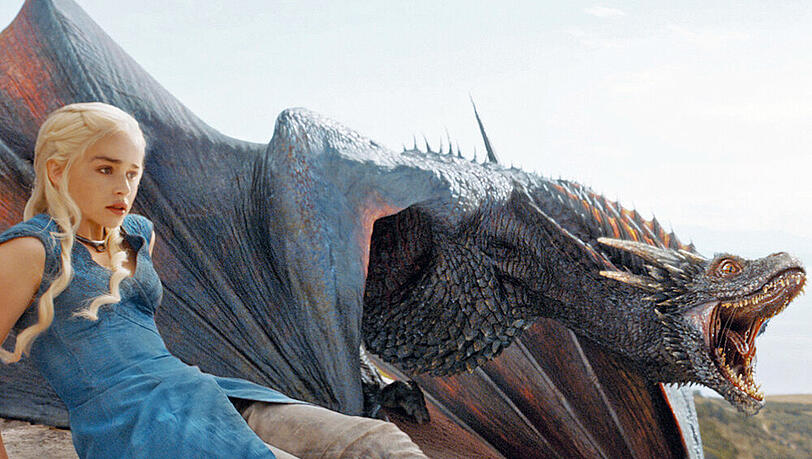 Daenerys (Emilia Clarke) mit einem Drachen