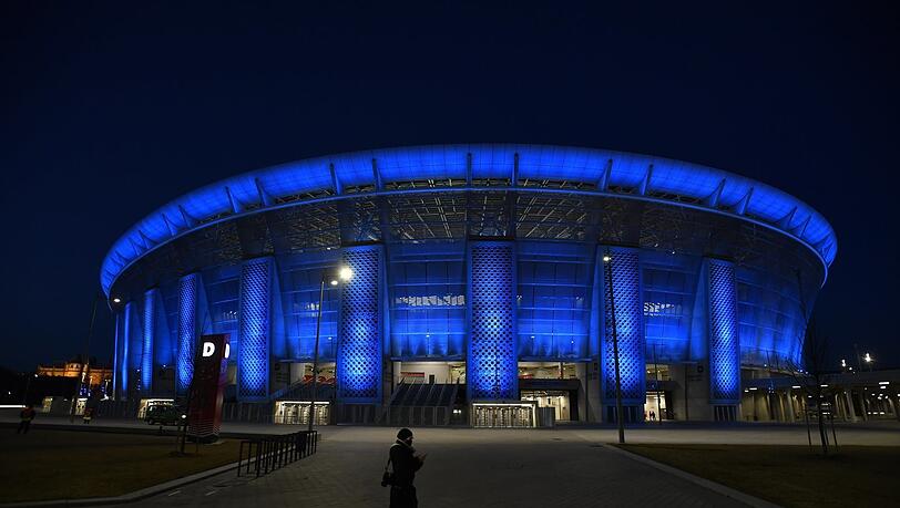 An der Donau ist ein Ufo gelandet: Die neue Puskás-Arena in Budapest ist nicht nur ein optischer Hingucker, sondern auch eines der größten Stadien der EM. An der Donau ist ein Ufo gelandet: Die neue Puskás-Arena in Budapest ist nicht nur ein optischer Hingucker, sondern auch eines der größten Stadien der EM.