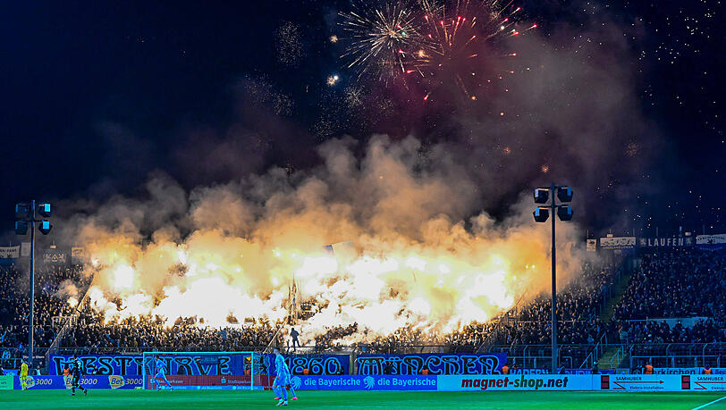 Ist den schon wieder Silvester? Die Ultras des TSV 1860 brannten ein Feuerwerk ab.