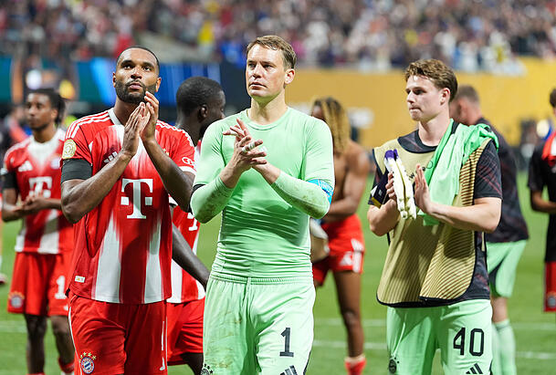 Nummer eins und Nummer zwei beim FC Bayern: Manuel Neuer (m.) und Jonas Urbig (re.). Nummer eins und Nummer zwei beim FC Bayern: Manuel Neuer (m.) und Jonas Urbig (re.).