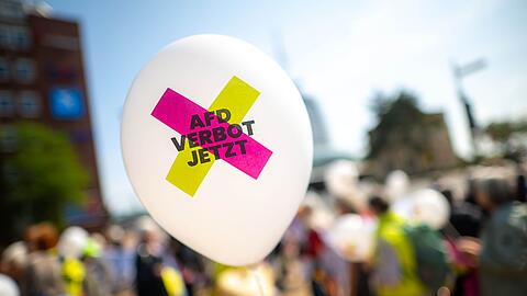 Muss die AfD wegen verfassungsfeindlicher Bestrebungen verboten werden? Die Grünen im bayerischen Landtag setzen sich mit einer Untersuchung für ein Verfahren ein. (Archivbild)