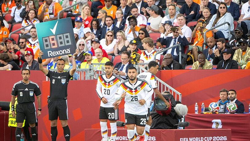 Schlägt gegen Ecuador die Stunde der bisherigen Edeljoker? Geht es nach AZ-Kolumnist Didi Hamann, kommt Nadiem Amiri (l.) für Jamal Musiala (r.) in die Startelf - ganz im Gegensatz zu Deniz Undav (M.), den er in der bisherigen Rolle belassen würde. Schlägt gegen Ecuador die Stunde der bisherigen Edeljoker? Geht es nach AZ-Kolumnist Didi Hamann, kommt Nadiem Amiri (l.) für Jamal Musiala (r.) in die Startelf - ganz im Gegensatz zu Deniz Undav (M.), den er in der bisherigen Rolle belassen würde.