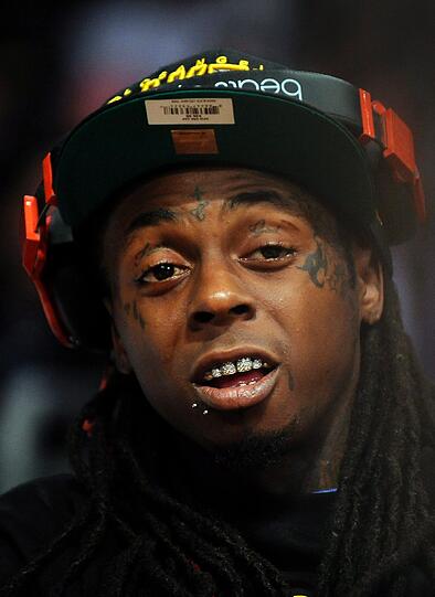 Angst um Rap-Star Lil Wayne: Mitte März 2013 ist der Rapper mit schweren Krampfanfällen ins Krankenhaus eingeliefert worden. Zeitweise gab es sogar Gerüchte die Anfälle seien so schlimm, dass er mit Manschetten am Bett befestigt werden musste. Inzwischen hat Wayne aber per Twitter Entwarnung gegeben und sich bei seinen Fans für die Anteilnahme bedankt. Lil Wayne ist für seine Vorliebe für die Partydroge Sizzurp bekannt.