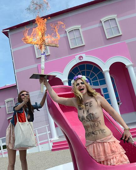 Die Femen-Aktion beim "Barbie-Dreamhouse" in Berlin. Die Bilder