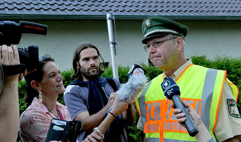 Pressesprecher Manfred Gottschalk gibt am 11.07.2014 in Asbach-Bäumenheim (Bayern) Journalisten ein Interview. Ein Spezialeinsatzkommando (SEK) hat einen Polizisten erschossen, der sich rund elf Stunden lang in seinem Wohnhaus verschanzt hatte